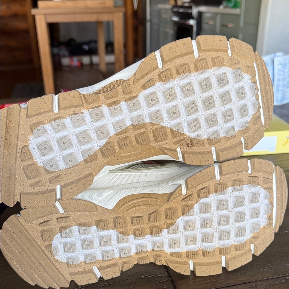 Nike Zoom Vomero Sneakers in Cream and Tan - Picture 12 of 13
